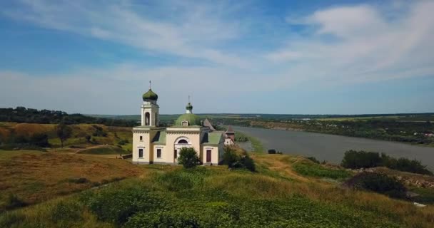 Iglesia Alexander Nevsky junto a la fortaleza de Khotyn en Ucrania — Vídeo de stock