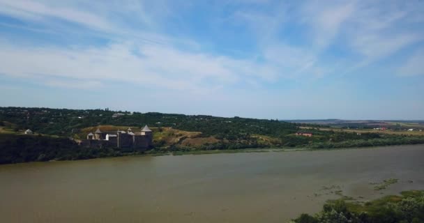 Widok z lotu ptaka na średniowieczny zamek Khotyn nad rzeką. Ukraina — Wideo stockowe