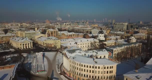 Vue par drone de la place des contrats en hiver, Université nationale Kyiv mohyla Academy. Kiev, Ukraine — Video