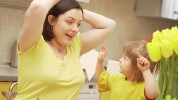 Mam en dochter krijgen plezier op Paasdag. Modern gezin bereidt zich voor op Pasen. Gelukkig Pasen. — Stockvideo