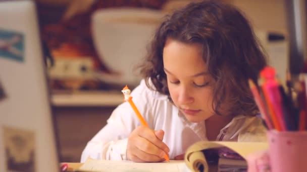 Smutná školačka studující doma s laptopem. společenské vzdálenosti během karantény — Stock video