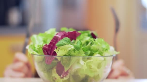 Close-up de mulher infeliz com excesso de peso sentado a uma mesa e olhando para uma tigela de salada — Vídeo de Stock