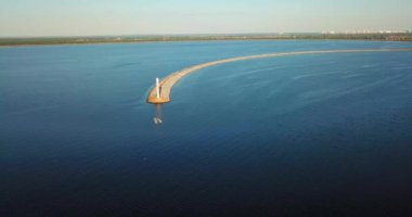 Ukrayna, Vyshgorod 'daki Kiev Denizi' ndeki deniz fenerinin hava manzarası.