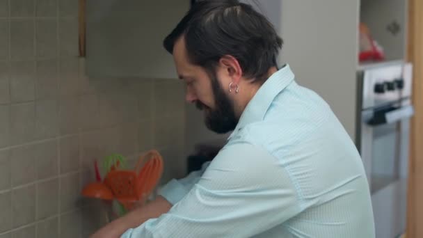 Baard man in keuken koken schotel — Stockvideo