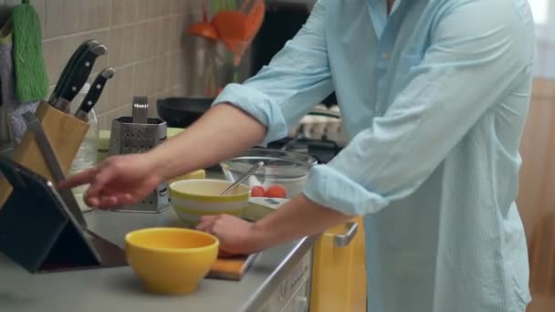 Человек в кухне блюдо приготовления пищи и с помощью цифрового планшета — стоковое видео