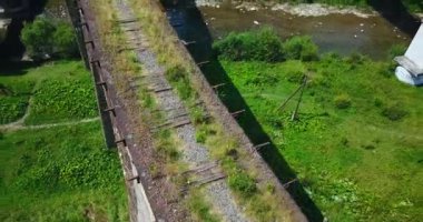 Vorokhta köyündeki eski viyadük köprüsü. Karpatlar, Ukrayna
