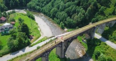Vorokhta köyündeki nehrin kıyısındaki eski viyadük köprüsü. Karpatlar, Ukrayna