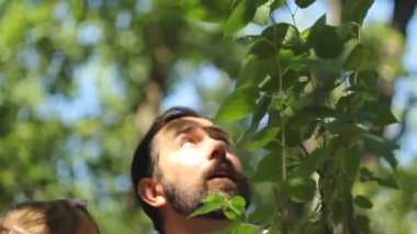 Baba ve kızı ağaç dikiyorlar.