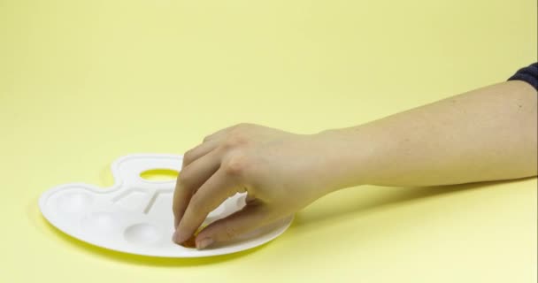 手从油漆调色板上取下香蕉停止运动 — 图库视频影像