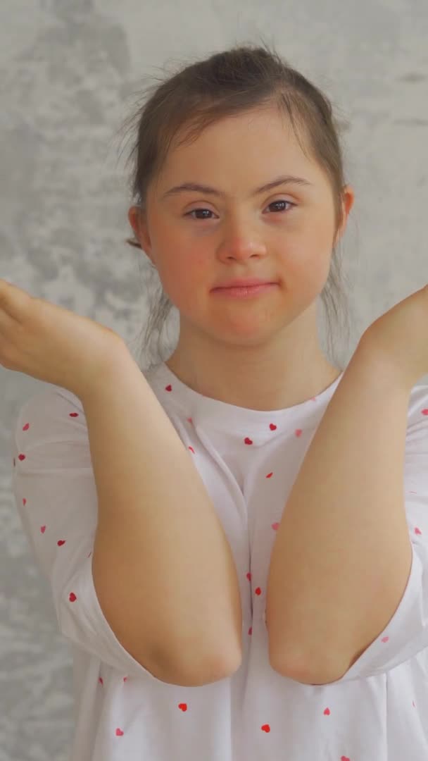 Close-up of Teenager girl with Down Syndrome Playing hide and seek. Vertical format — Stock Video