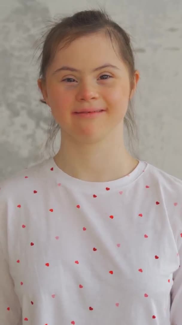 Detailní záběr dospívající dívky s Downovým syndromem žádá o ticho. Svislý formát — Stock video