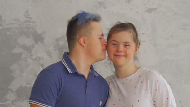Glada tonårspar med Downs syndrom kysser varandra — Stockvideo