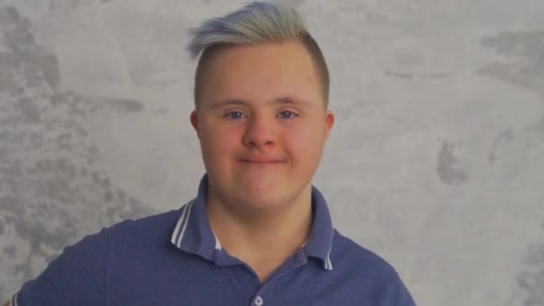 Ritratto di Ragazzo adolescente con sindrome di Down con capelli blu — Video Stock