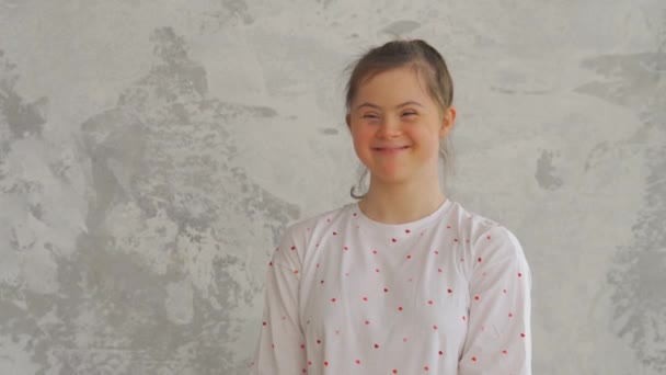 Porträtt av attraktiv glad tonåring flicka med Down Syndrom — Stockvideo