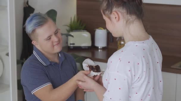 Casal jovem com síndrome de Down no amor na cozinha — Vídeo de Stock