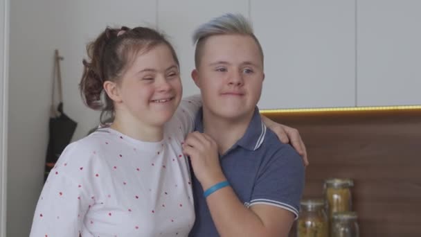 Fiatal pár Down-szindróma A szerelem a konyhában — Stock videók