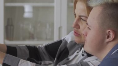 Anne ve Down Sendromlu oğul selfie çekiyor.