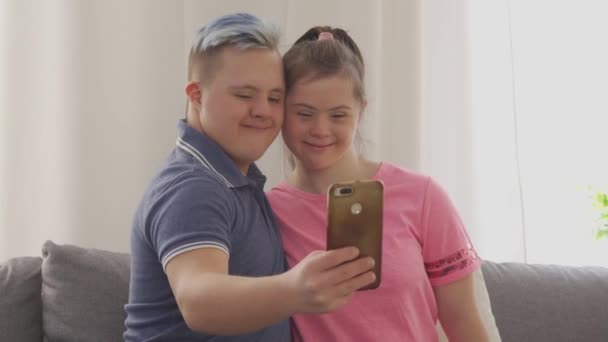 Mladý pár s Downovým syndromem se selfie — Stock video