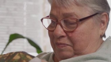 Yaşlı kadın nakışçıların yakın çekimi