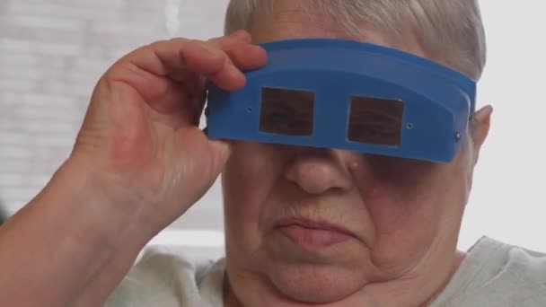 Närbild av äldre kvinnobroderier i förstoringsglas — Stockvideo