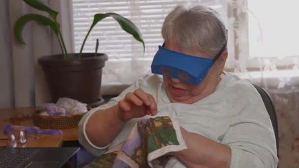 Close-up de bordados de mulher idosa em lupas — Vídeo de Stock