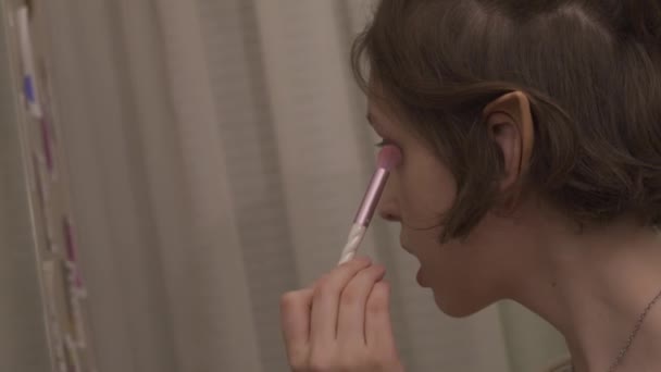 Portré gyönyörű tinédzser lány alkalmazó szemhéjpúder. — Stock videók