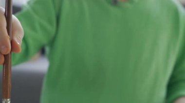 Down sendromlu çocuğun evde çizimi.