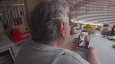 Üst Omuz Görünümü Üst Kadın Akıllı Telefon Kaydırma Fotoğraflarını Ekranda Kullanıyor