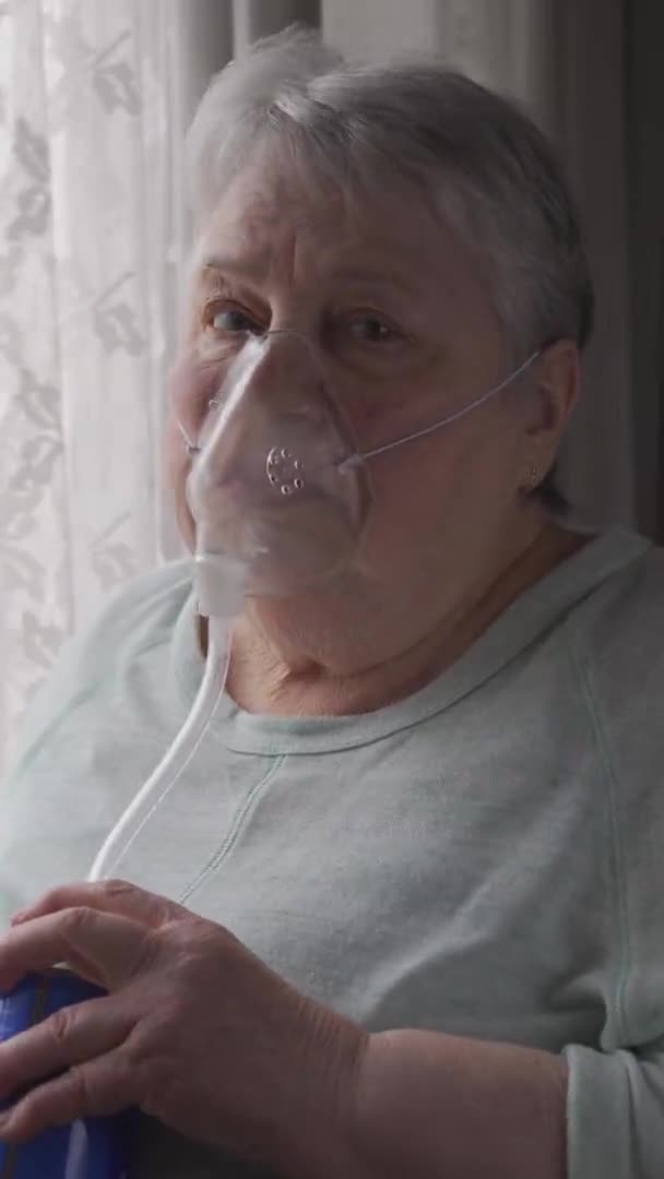 Mujer mayor respirando con una máscara de oxígeno. Vista vertical — Vídeo de stock