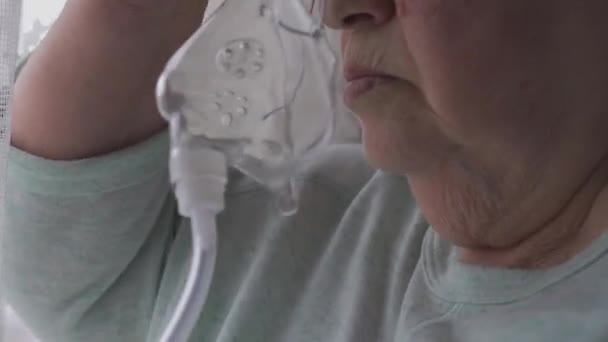 Seniorin zog sich Sauerstoffmaske an und atmete — Stockvideo