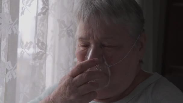 酸素マスクをつけて呼吸するシニア女性 — ストック動画