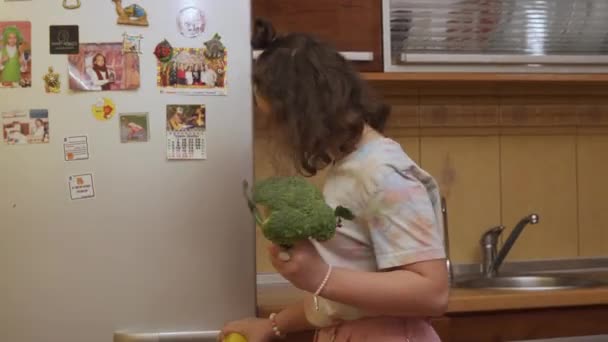 Menina adolescente preparando salada usando tablet na cozinha — Vídeo de Stock