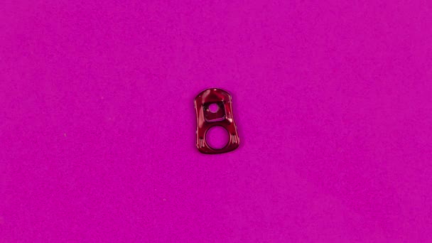 Σταματήστε κίνηση animation πολύχρωμο μεταλλικό δαχτυλίδι έλξη του μπορεί να σε ροζ φόντο — Αρχείο Βίντεο
