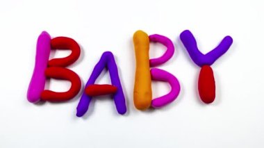 Plasticine stop motion animasyonu Pembe ve mavi kelimeyi yaratıyor bebeğim.