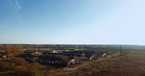 Flygfoto av förstörda byggnader av ko gård på landsbygden, Ukraina. — Stockvideo