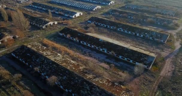 Pemandangan udara dari reruntuhan bangunan peternakan sapi di pedesaan, Ukraina. — Stok Video