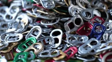 çok renkli metal çekiş halkası. Geri dönüşüm kavramı