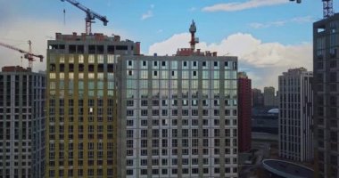 Mineral kaya yünleriyle dolu uzun bir apartman dairesinin havadan görünüşü