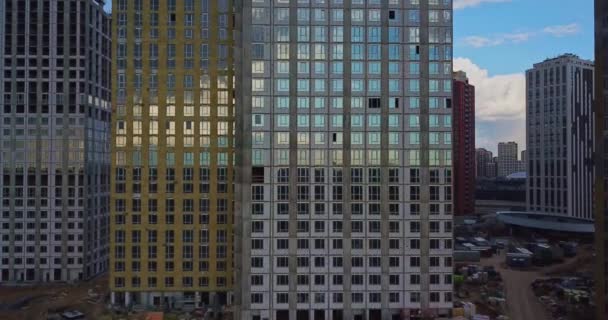 Luchtfoto van een hoge residentiële appartementencomplex gevel met minerale steenwol — Stockvideo