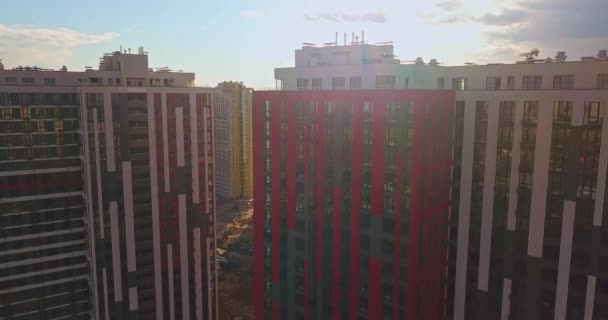 Vzdušný letoun pohled na nový moderní high-rise rezidenční komplex při západu slunce — Stock video