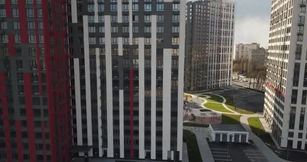 Vista aérea do novo complexo residencial moderno de arranha-céus — Vídeo de Stock
