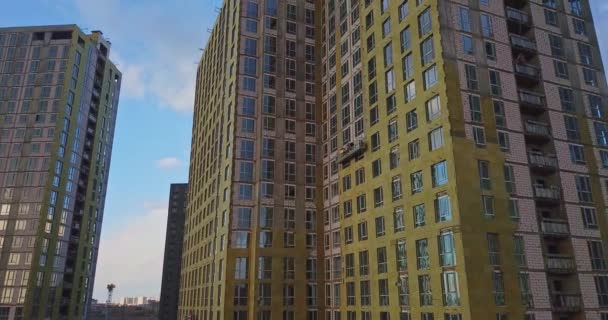 Flygfoto av isolering fasaden av Skyscraper Mineral Rock Wool. — Stockvideo
