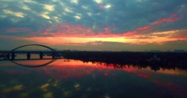 Gün doğumunda Dnipro Nehri üzerindeki Podilsko-Voskresenskiy Kiev köprüsünün hava aracı görüntüsü.