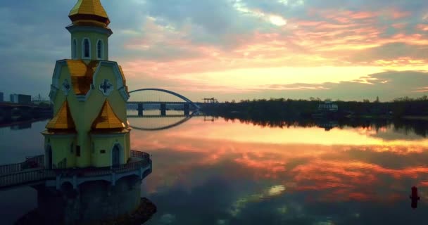 Vista aérea del dron de St. Nicolas Wondermaker Church en el río Dnipro al amanecer. — Vídeos de Stock