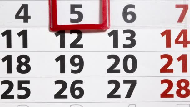 Curseur de date sur un calendrier papier. Animation stop motion — Video