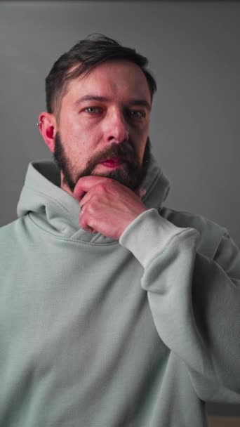 Verticaal formaat Close-up van knappe man die baard en snorren controleert — Stockvideo