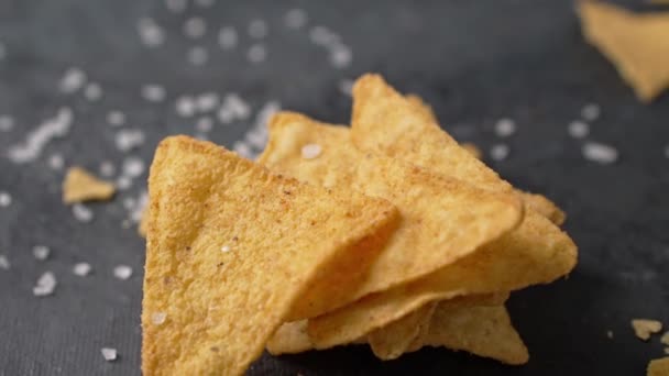 Tortilla chip leesik egy halom nachos-ra. Lassú mozgás. — Stock videók