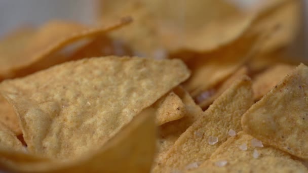 Primo piano dei chip rotanti Tortilla. — Video Stock