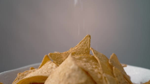Adicionando sal em chips Tortilla, 4K Slow Motion. — Vídeo de Stock