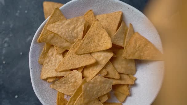 Tortillas fritas cayendo en plato blanco — Vídeos de Stock